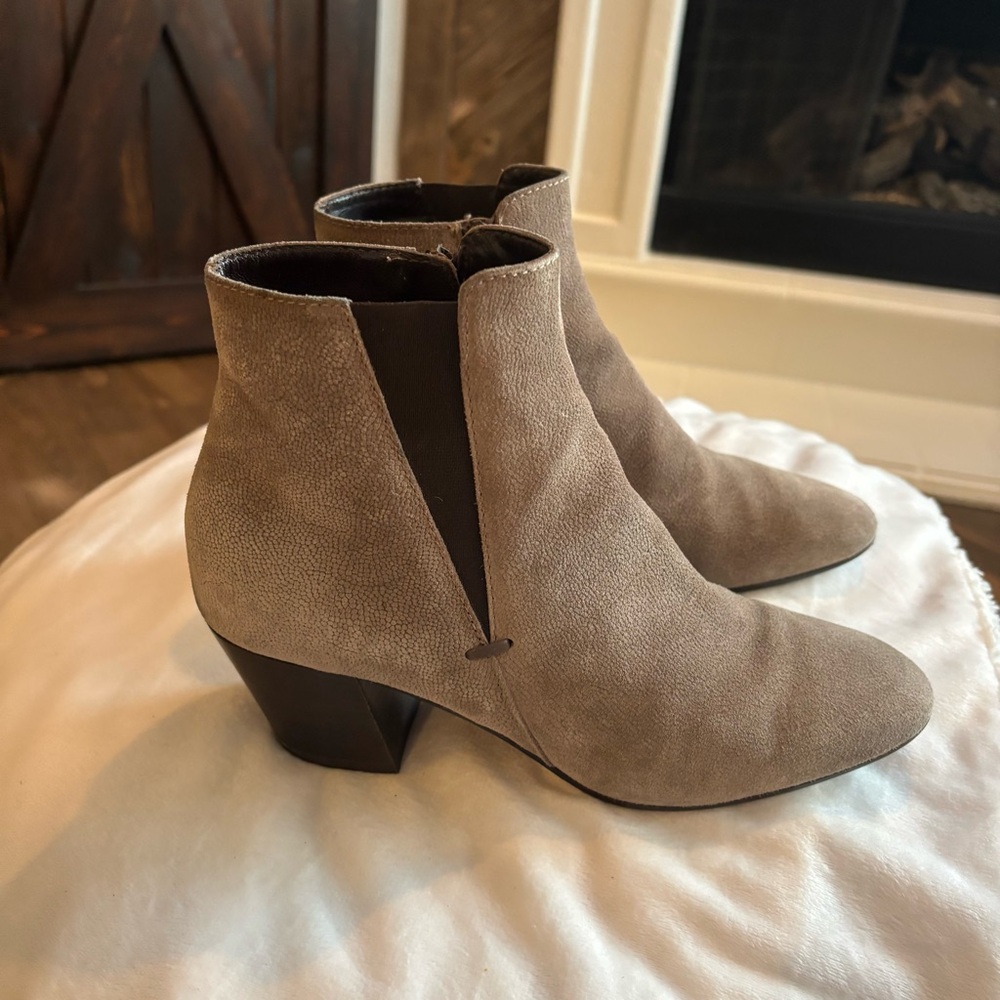 ❗️FINAL❗️Aquatalia Taupe Tan Suede Booties Ankle Boots 7.5